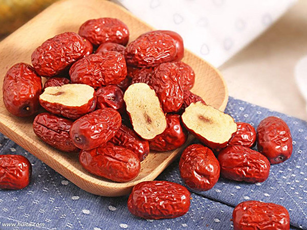 紅(hóng)棗這(zhè)樣的(de)養生(shēng)食材，怎樣吃(chī)可(kě)以功效翻倍？